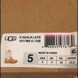 UGGS - NEVER WORN